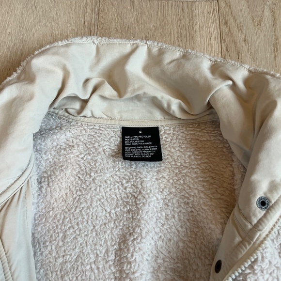 Vuori Women’s Sherpa Jacket - Picture 2 of 3
